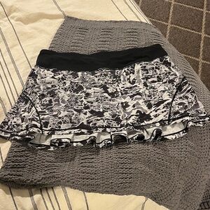 Lululemon Athletica Black and White Mini Skirt/ Skort (Size 8R)